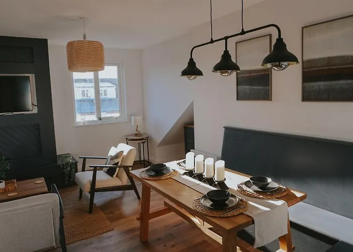Spacious Second Floor Apartment, Fourth Avenue
