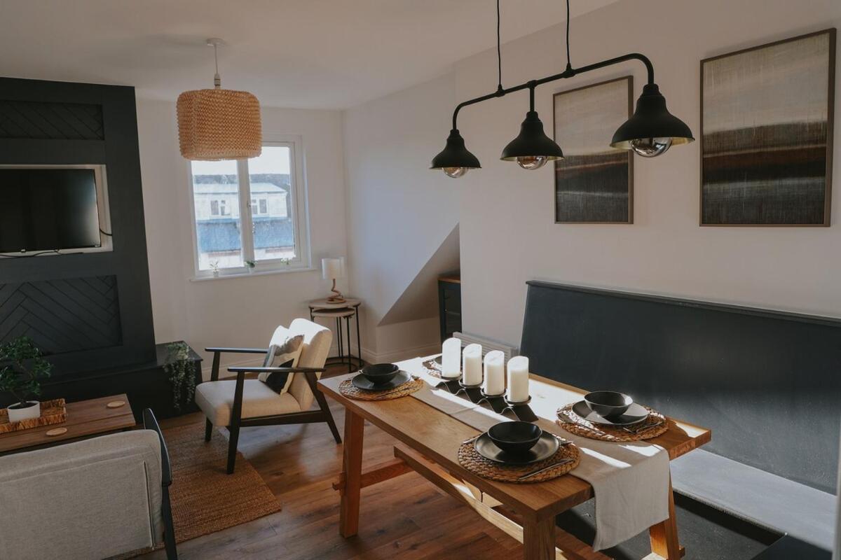 Spacious Second Floor Apartment, Fourth Avenue Appartement *