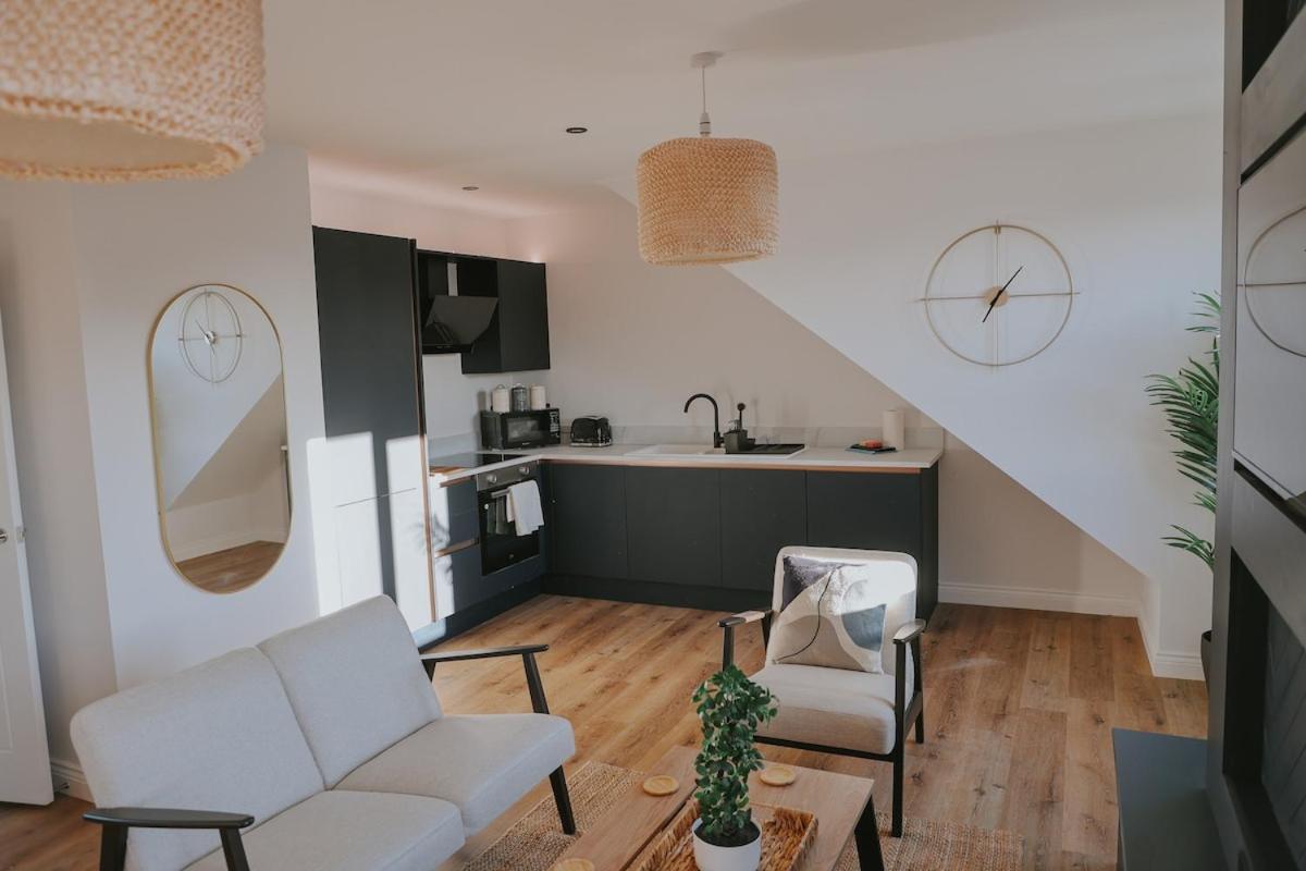 Spacious Second Floor Apartment, Fourth Avenue * York