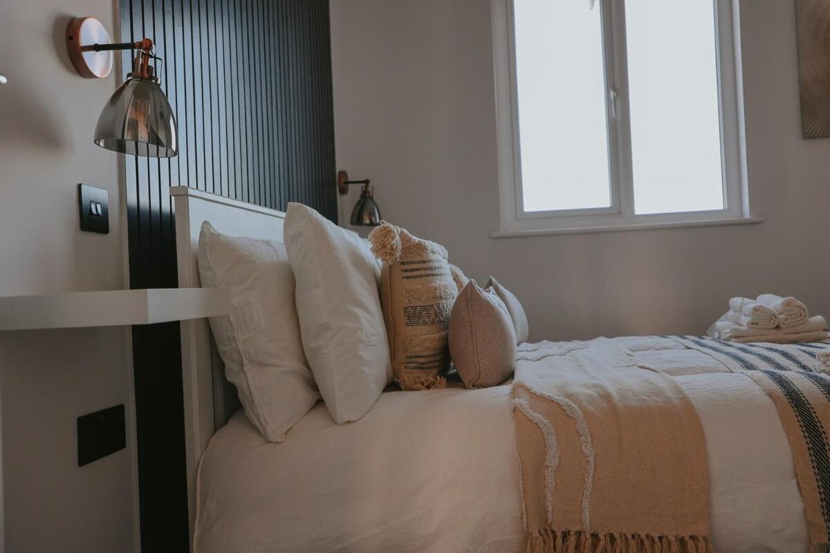 Spacious Second Floor Apartment, Fourth Avenue Appartement