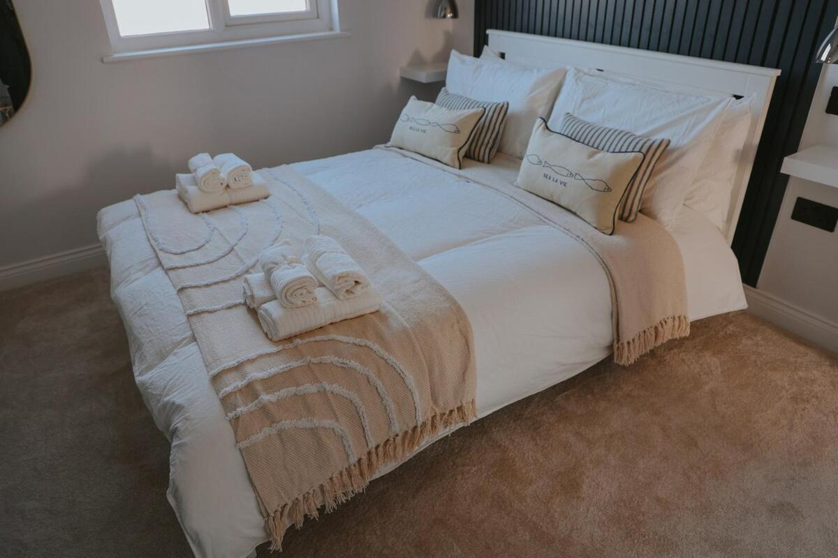 Spacious Second Floor Apartment, Fourth Avenue